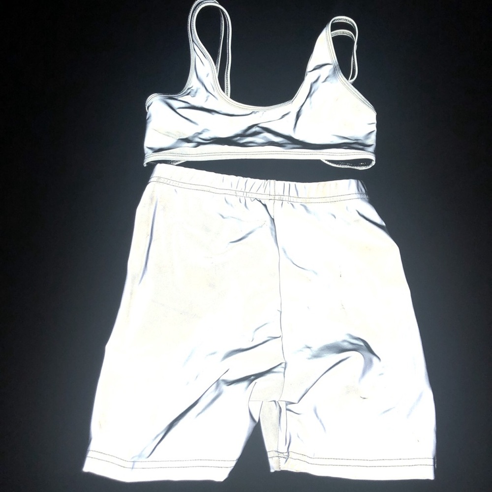 LIGHT REFLECTIVE SPORTS BRA AND BIKER SHORTS SET